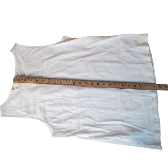 Rafaella White Sleeveless Eyelet Tank Top. NWT. MED. E0066 - Picture 8 of 9